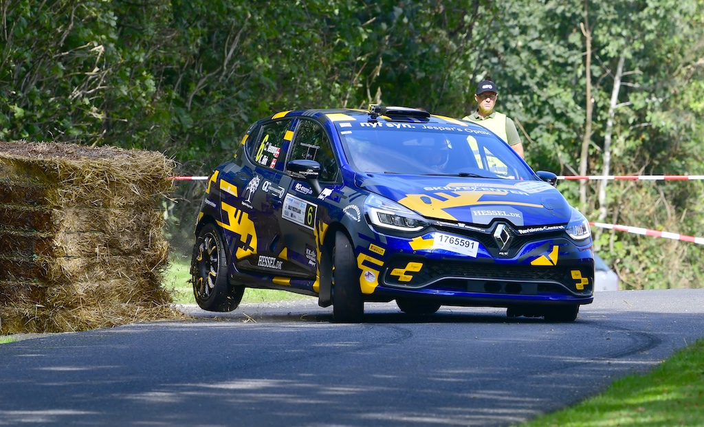 Den meget hurtige hastighedsprøve med form som en rundbane ved Skjern stillede store krav til rallybilernes bremser, når der ved chikaner skulle bremses ned fra topfart til 50 kilometer i timen.
(Foto: Morten Dam - autoMOTIV/specialpress)